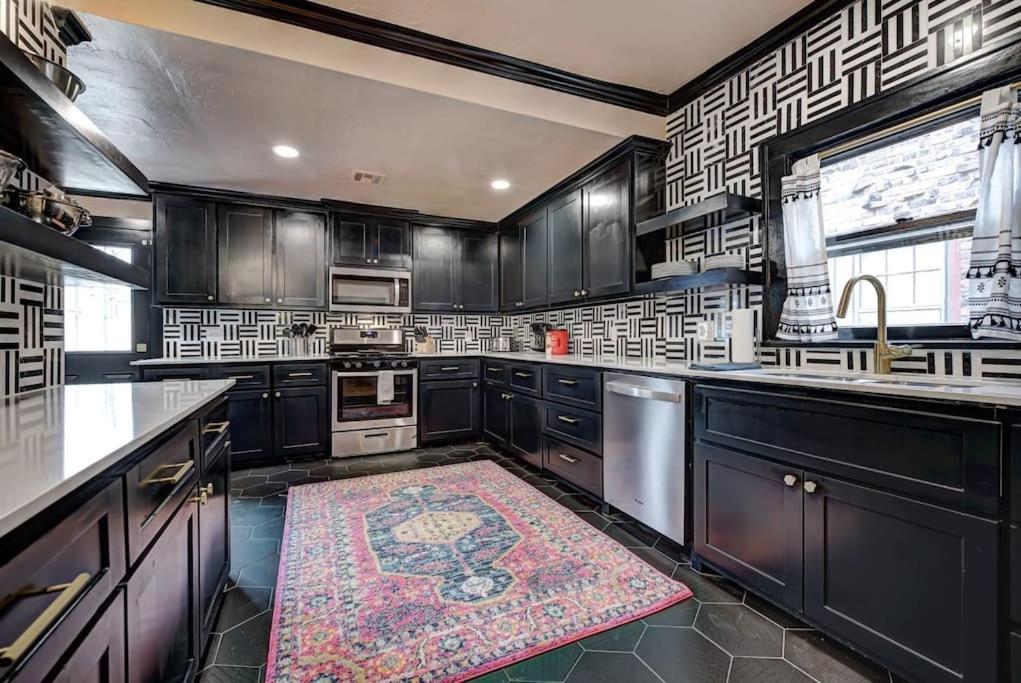 Holiday home Boho Glam Mins Away Western Ave Districts *
