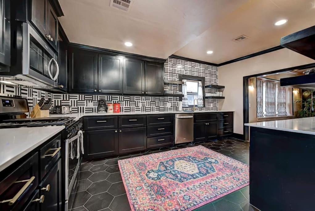 Boho Glam Mins Away Western Ave Districts Holiday home *