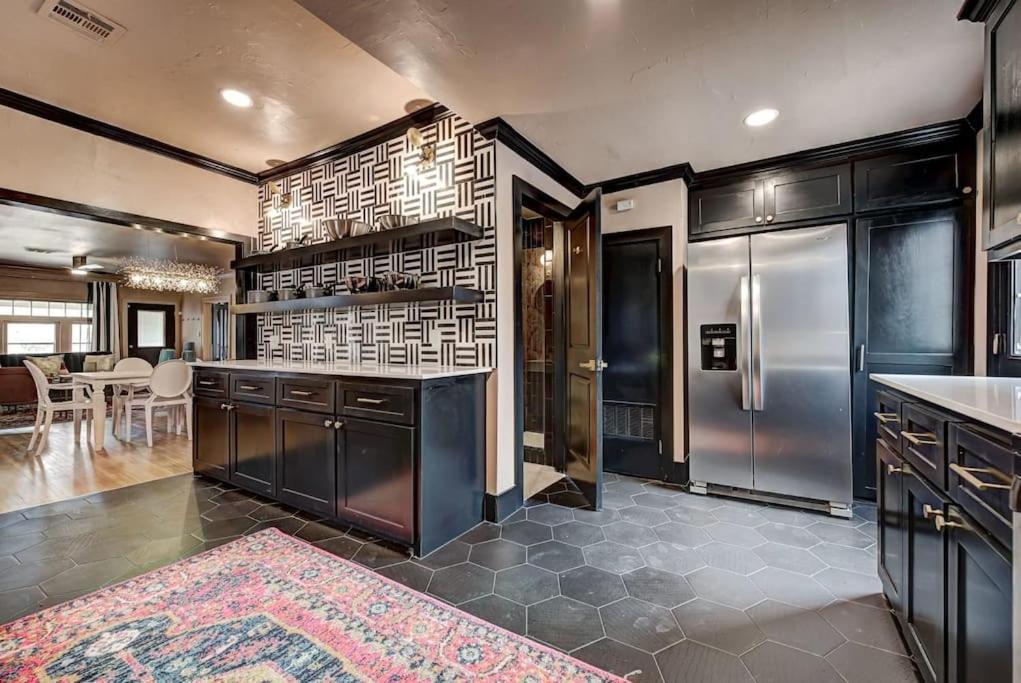 Holiday home Boho Glam Mins Away Western Ave Districts