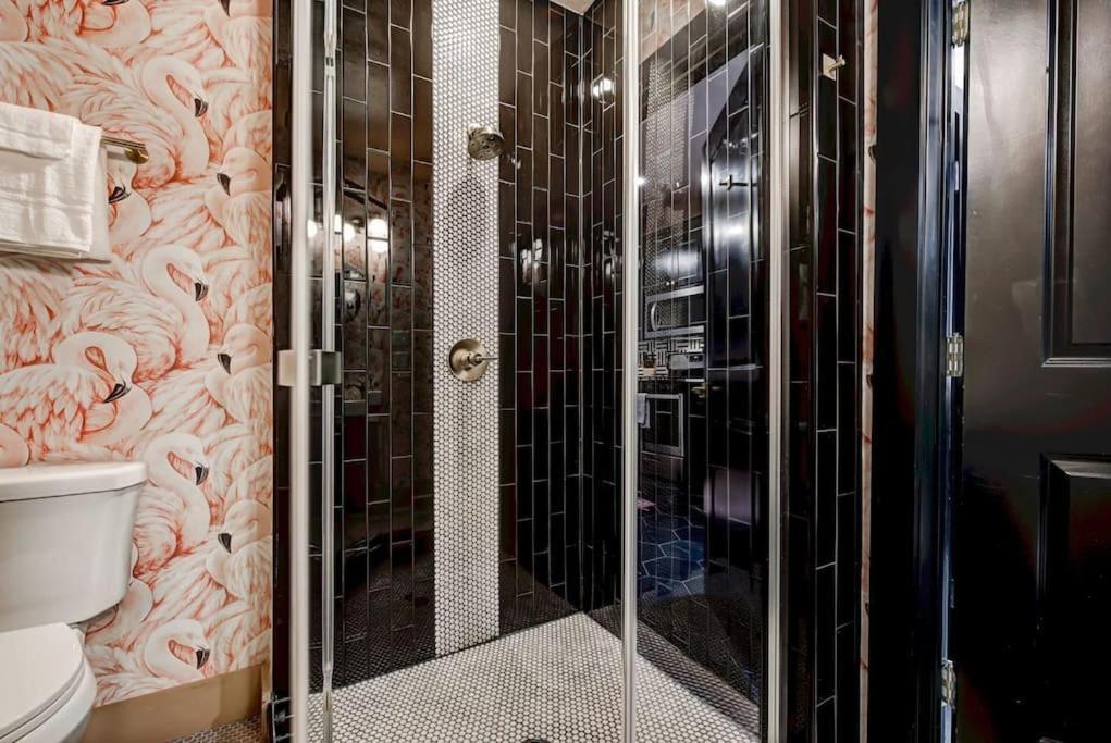 Boho Glam Mins Away Western Ave Districts Holiday home *