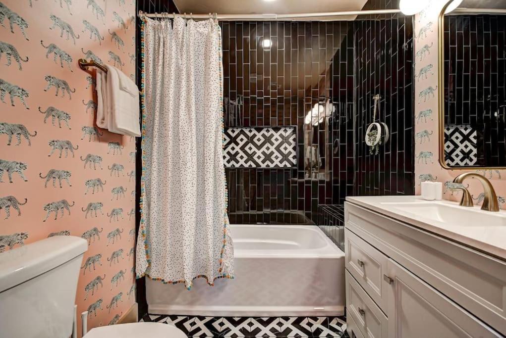 Boho Glam Mins Away Western Ave Districts Holiday home