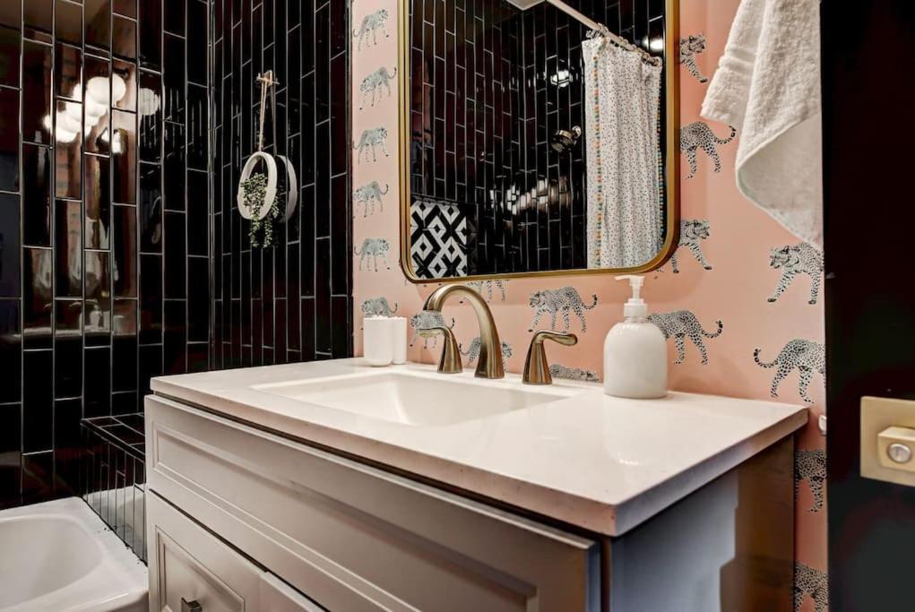 Boho Glam Mins Away Western Ave Districts Holiday home